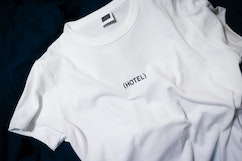 białe koszulki z nadrukiem firmowym