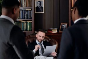 Jakie dokumenty zabrać na spotkanie z prawnikiem?