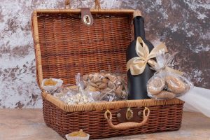 orzechy i wino w koszu